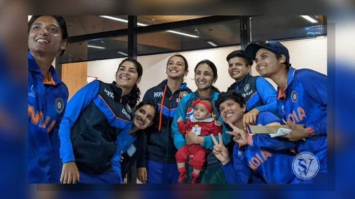 Indian cricketers playing with Bismah Maroof daughter Indian cricketers playing with Bismah Maroof daughter