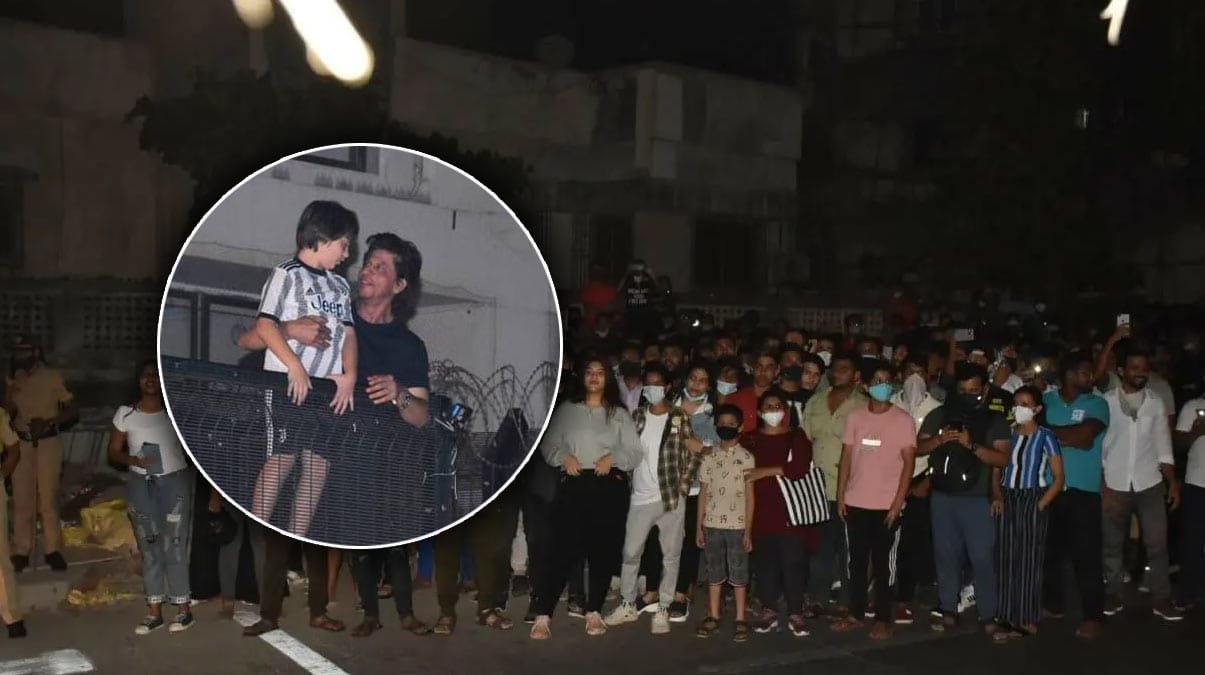 Shah Rukh Khan's Birthday celebrations at Mannat